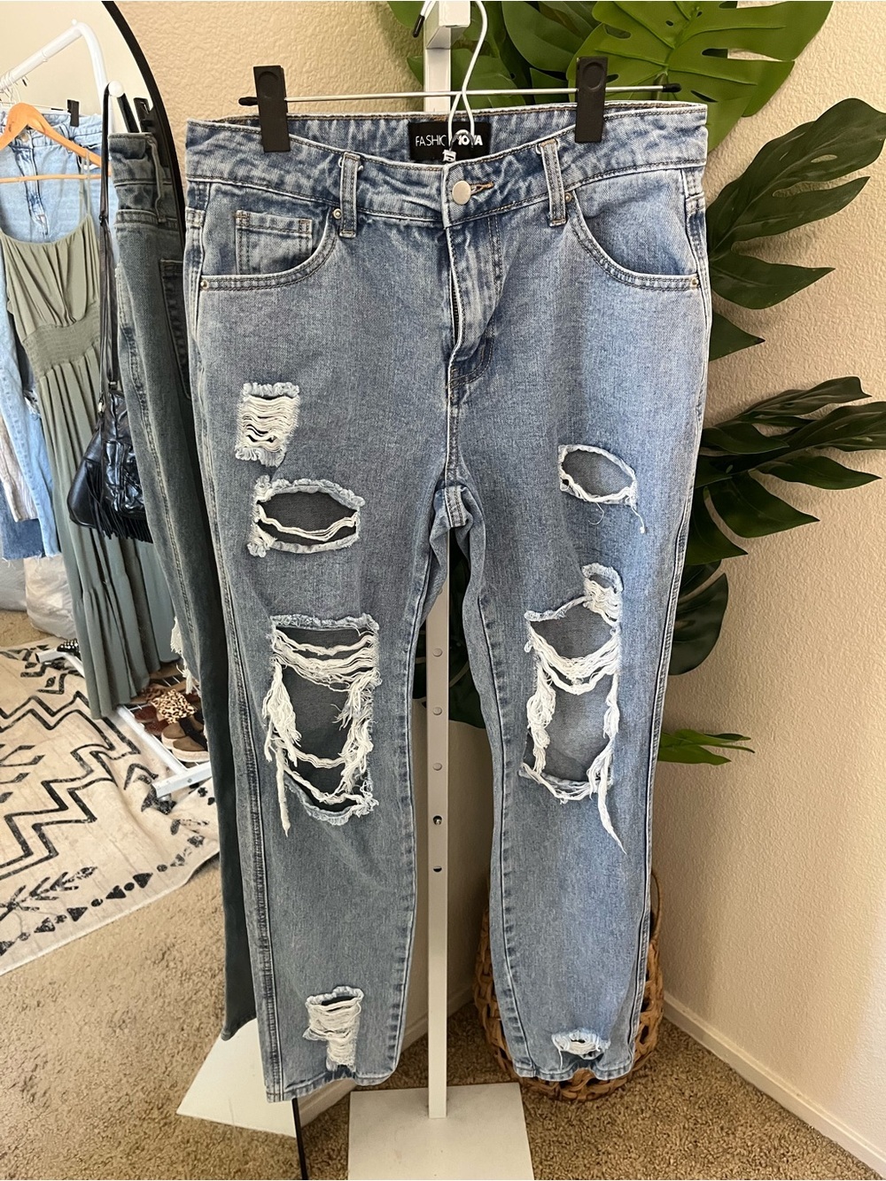 🤍 Fashion Nova Distressed Boyfriend Jeans Size 7